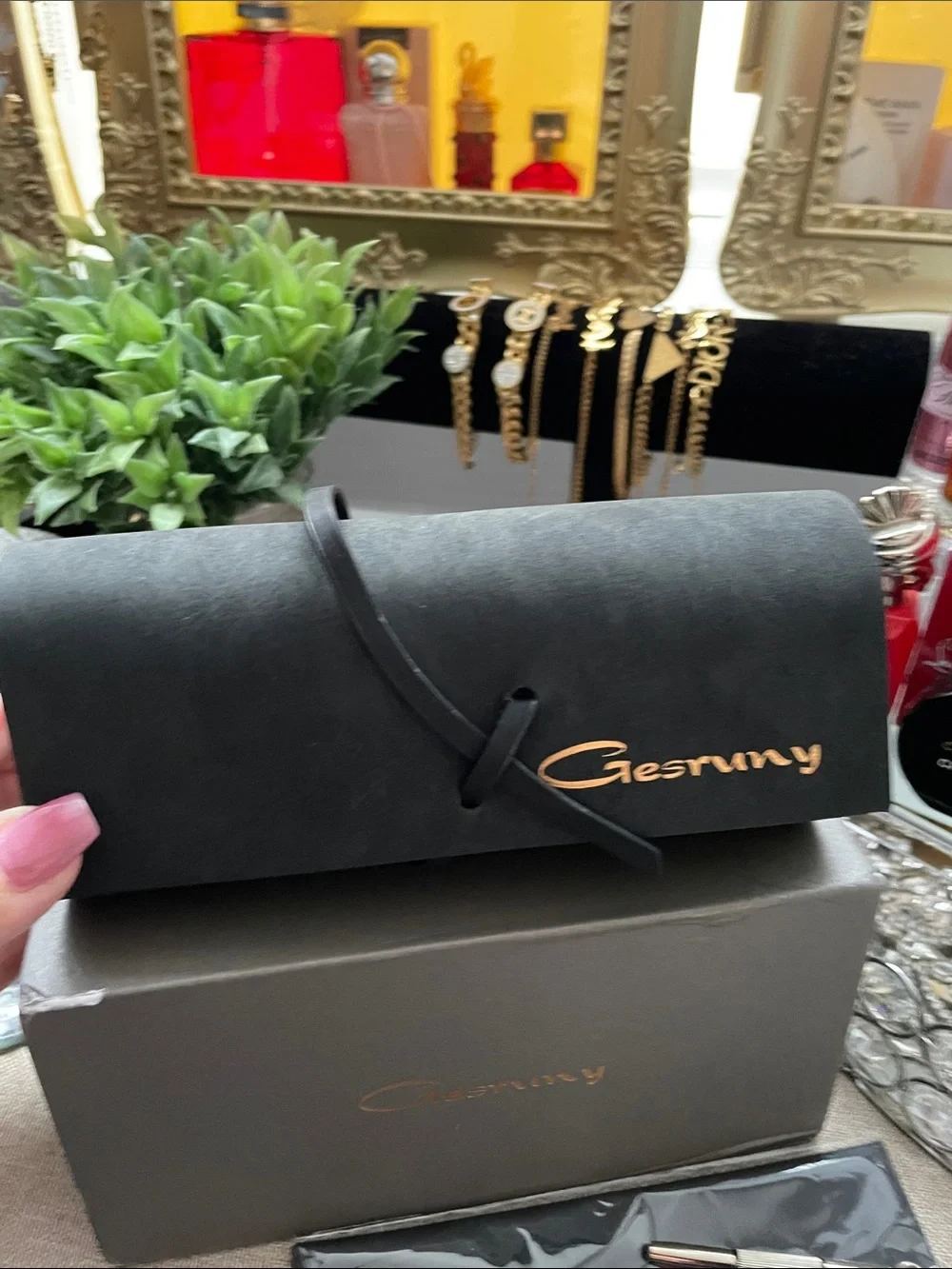 ✨Gesruny Black Sunglasses Case with Box and Accessory✨NEW with Box